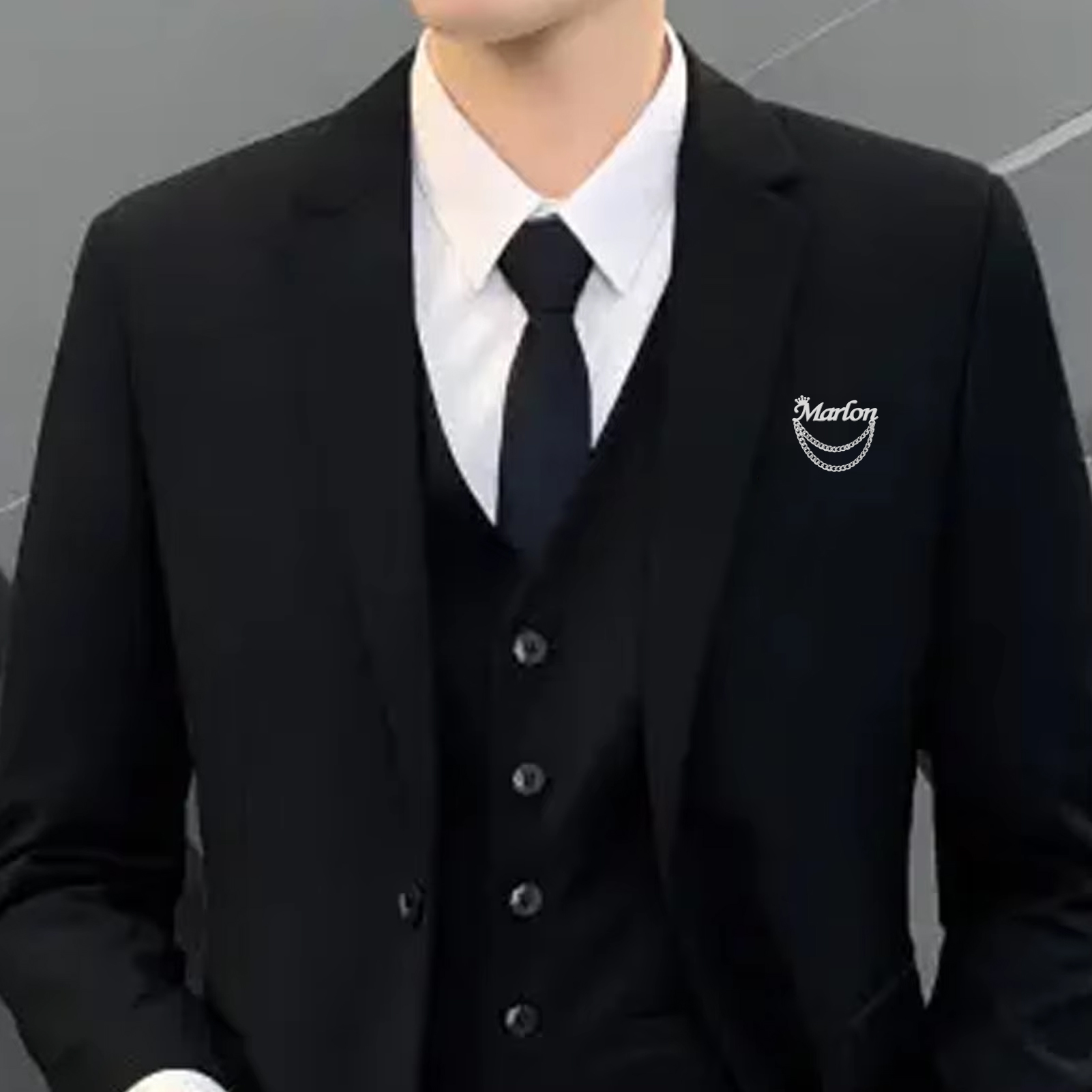 Spilla con nome personalizzato - Tuxedo Lapel Pin recensione e prezzo