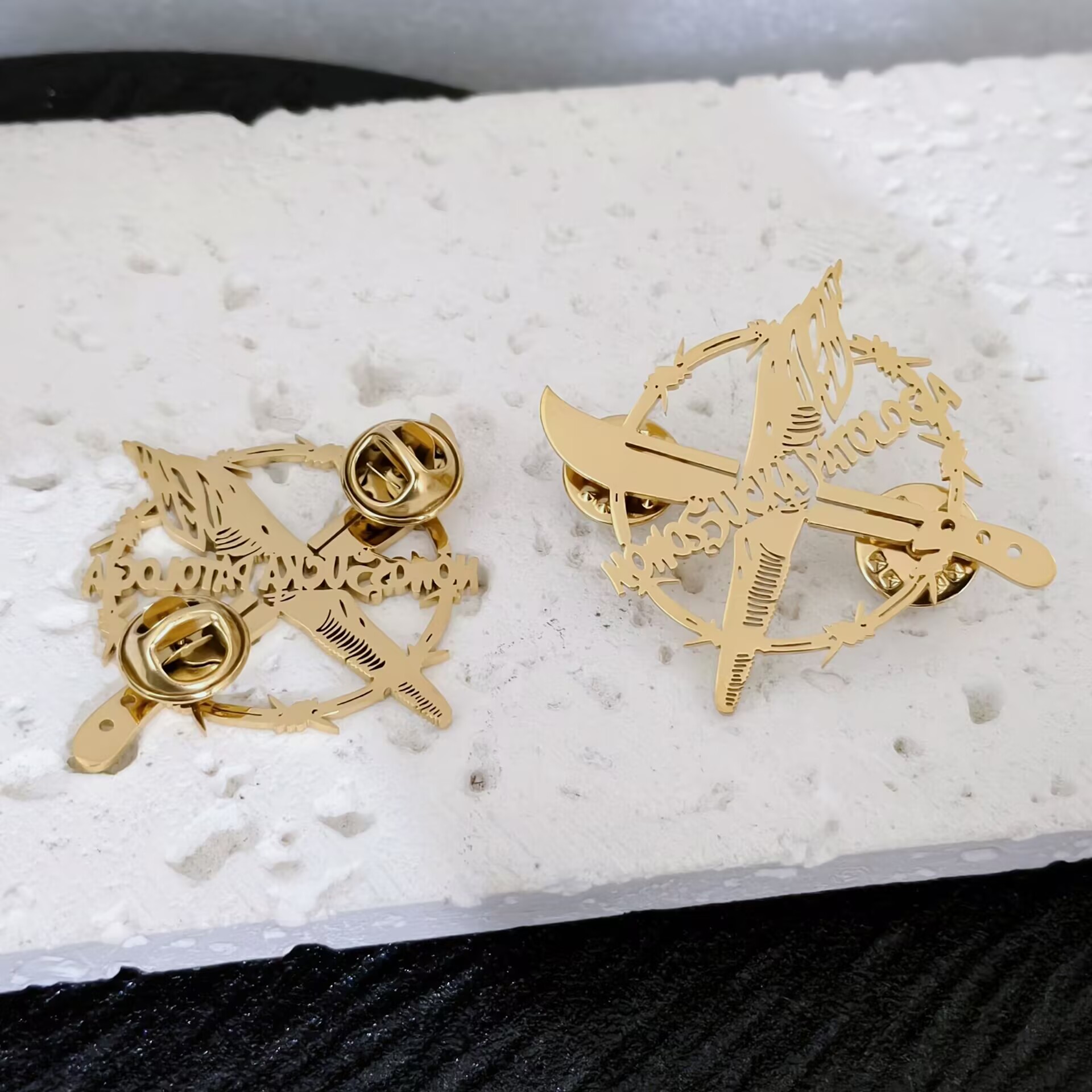 Spilla personalizzata in accia - Tuxedo Lapel Pin recensione e prezzo